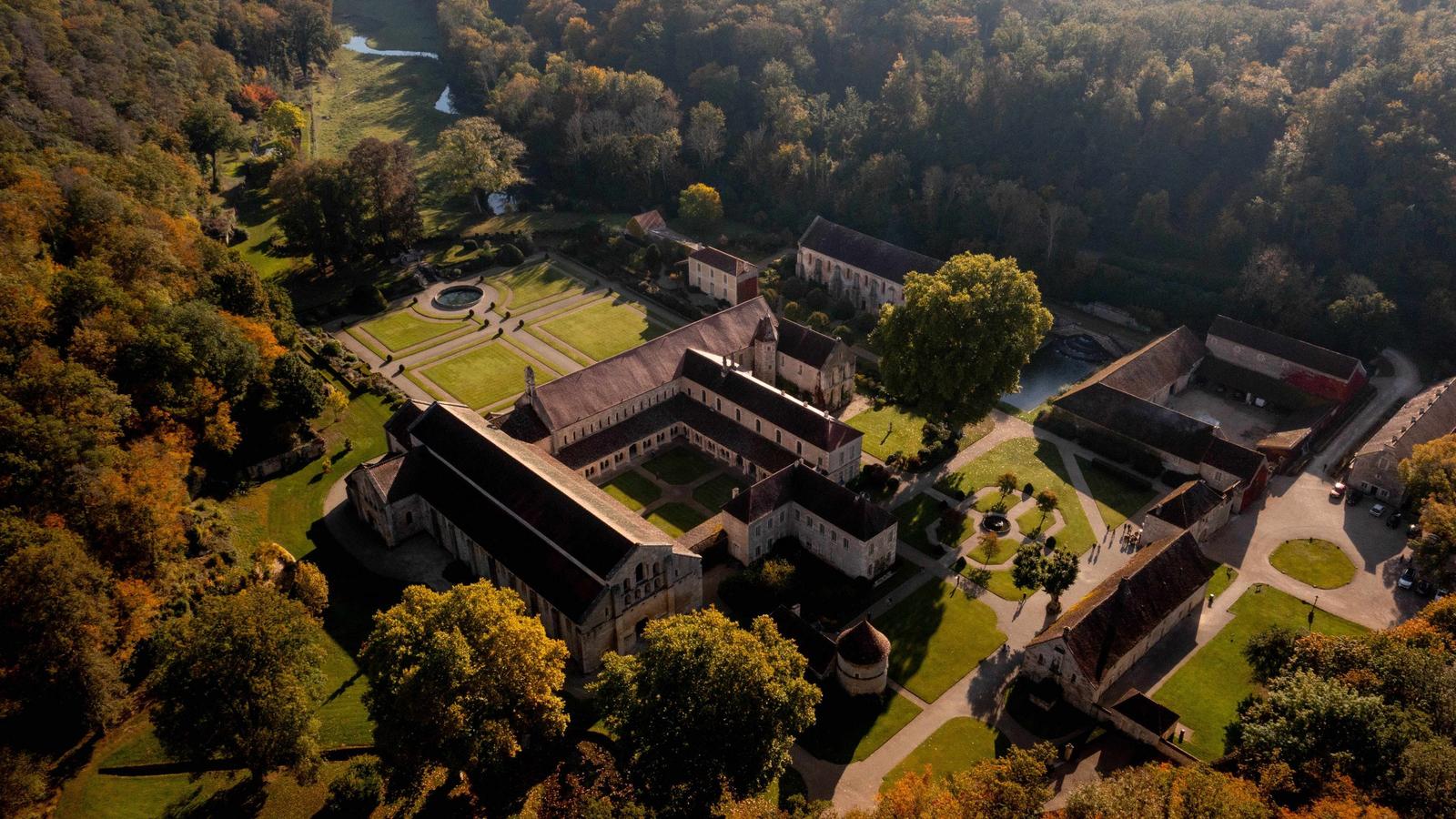 L'abbaye de Fontenay entourée de forêts aux couleurs d'automne