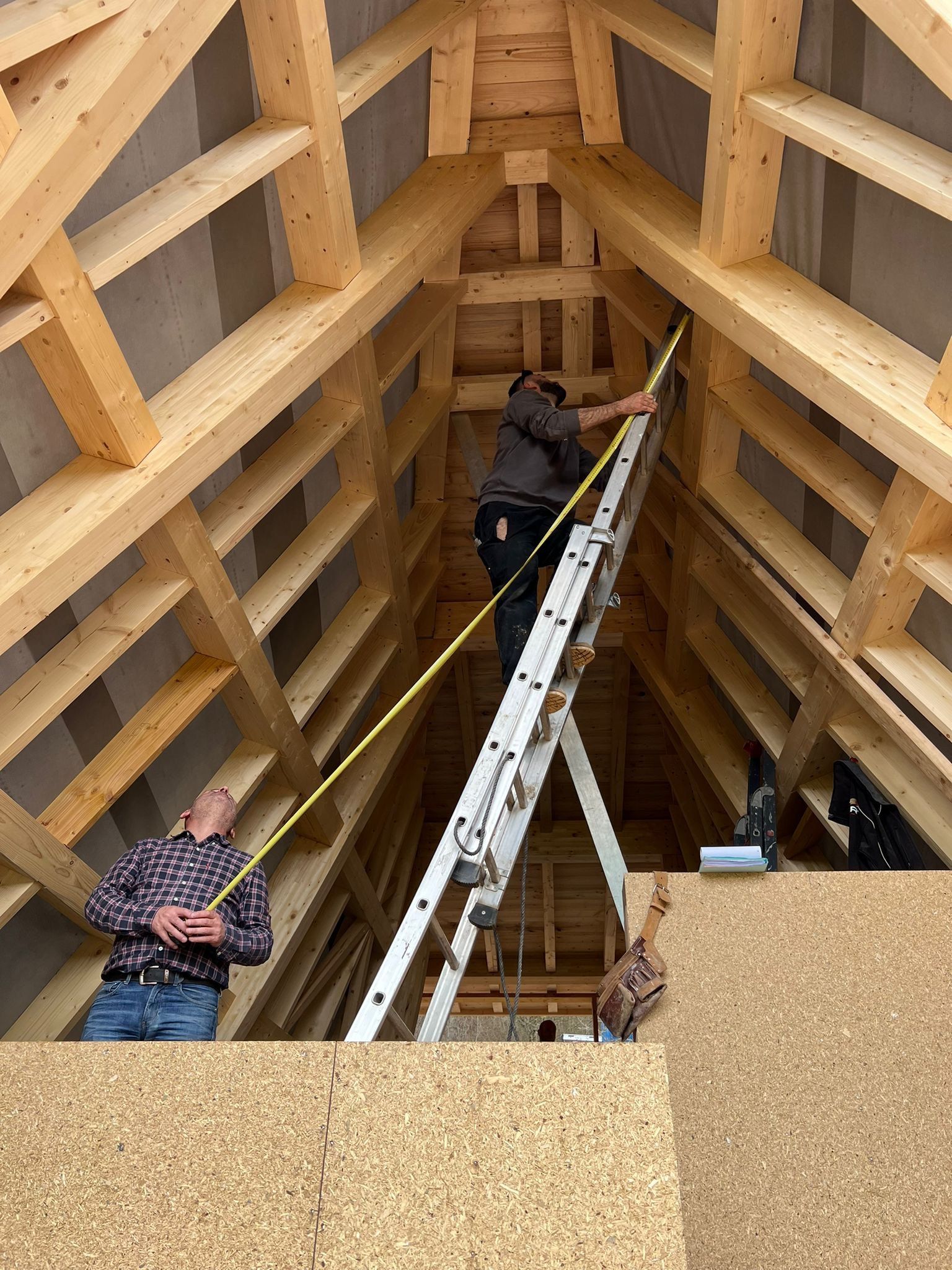 Charpente en bois en forme de A en cours de construction