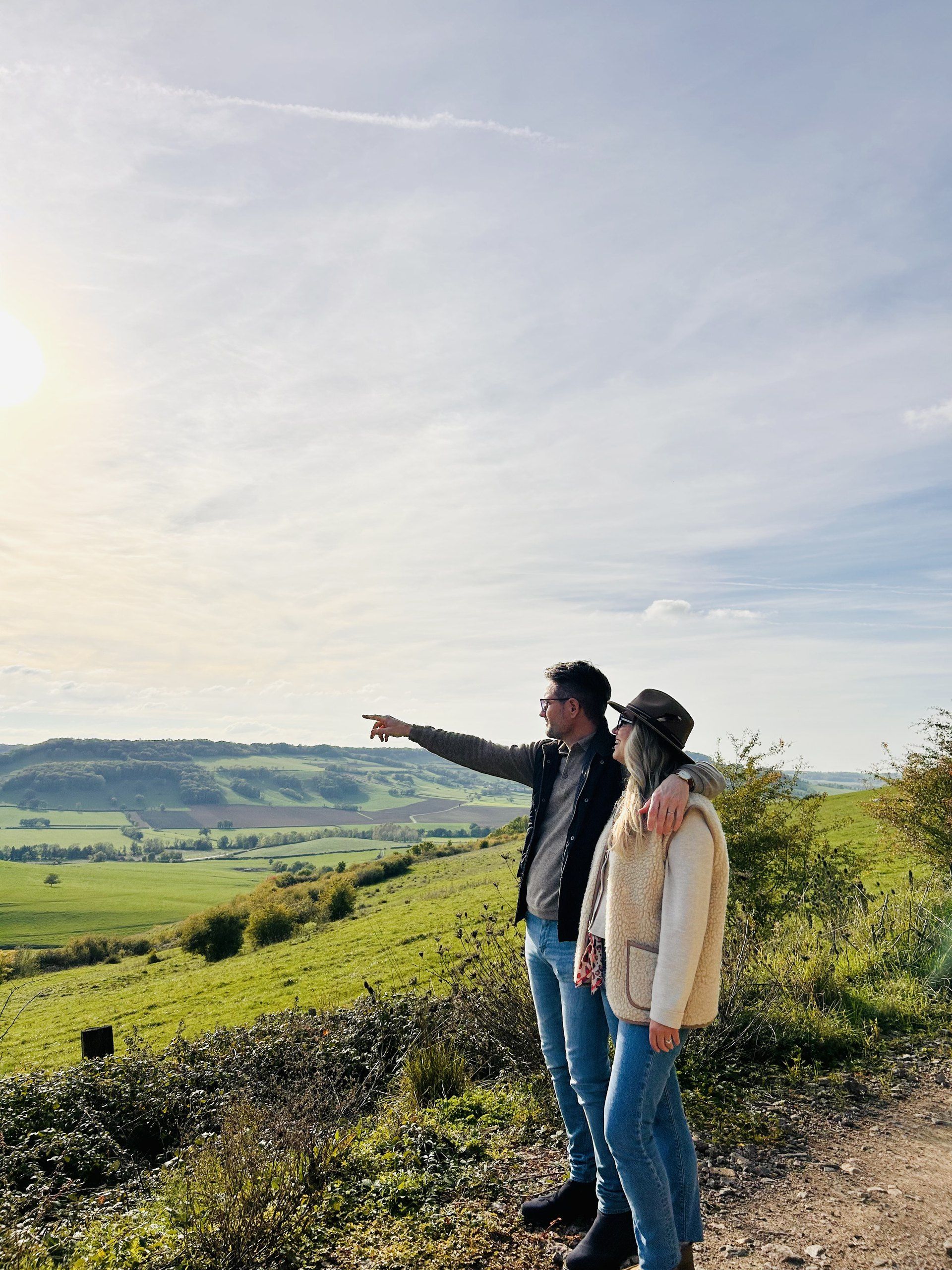 Un couple sur le chemin du domaine, qui contemple la vallée de l'Auxois
