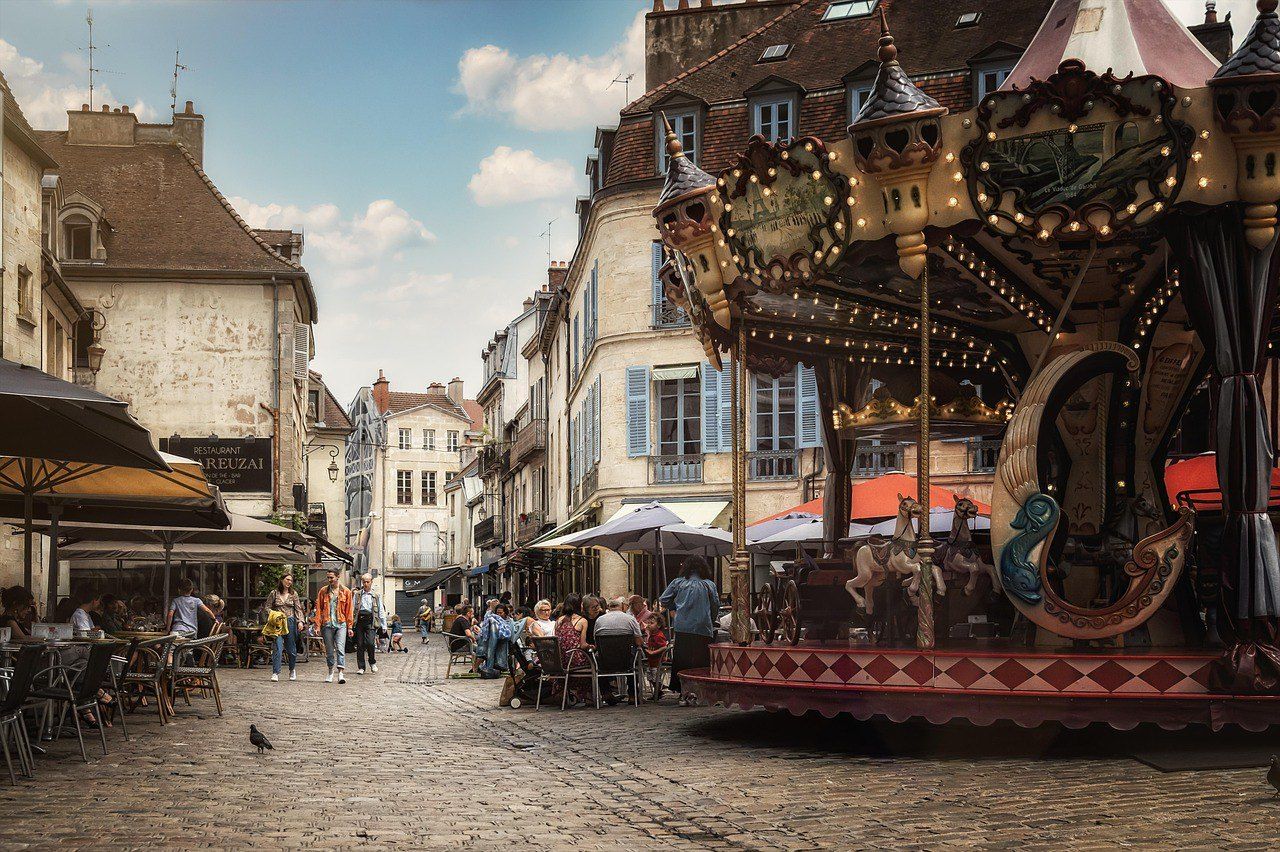 Place du centre historique de Dijon avec son carrousel