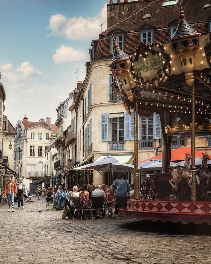 Place du centre historique de Dijon avec son carrousel