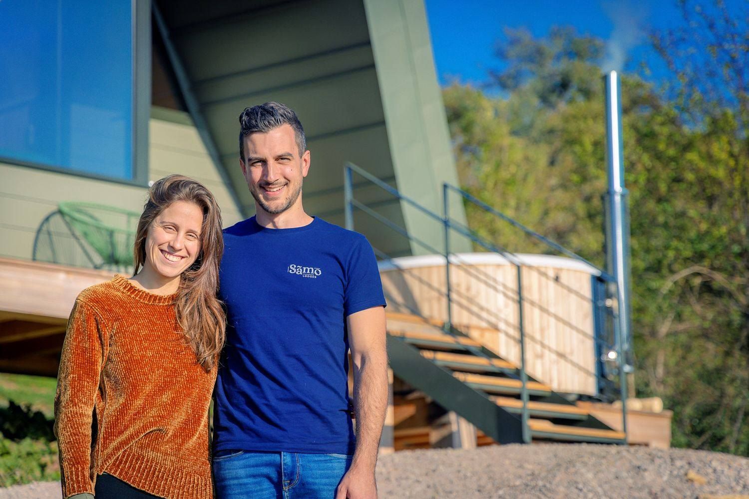 Morgane et Aurélien, fondateurs de Sãmo Lodges, devant un lodge