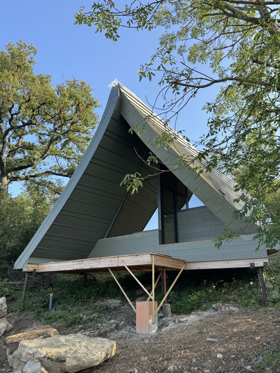 Lodge en cours de bardage, structure en bois et premières planches vertes