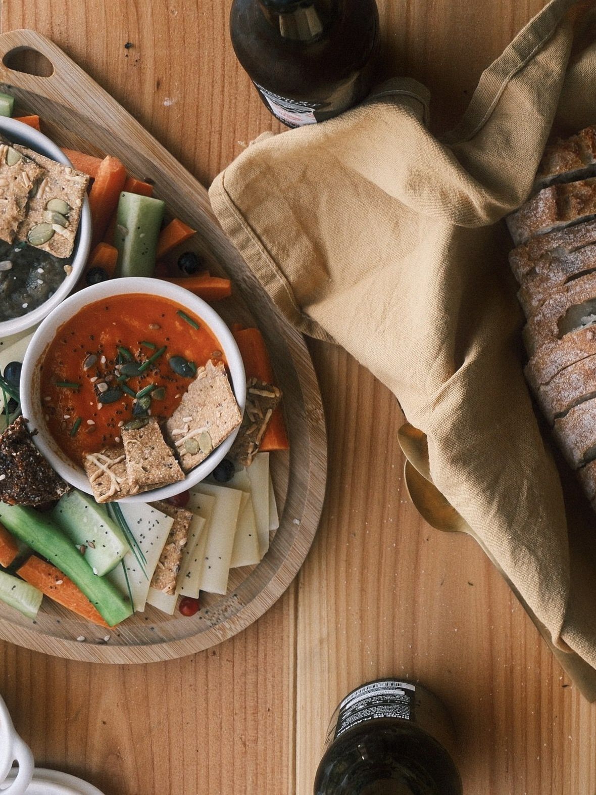 Planche apéritive de produits locaux et pain de campagne