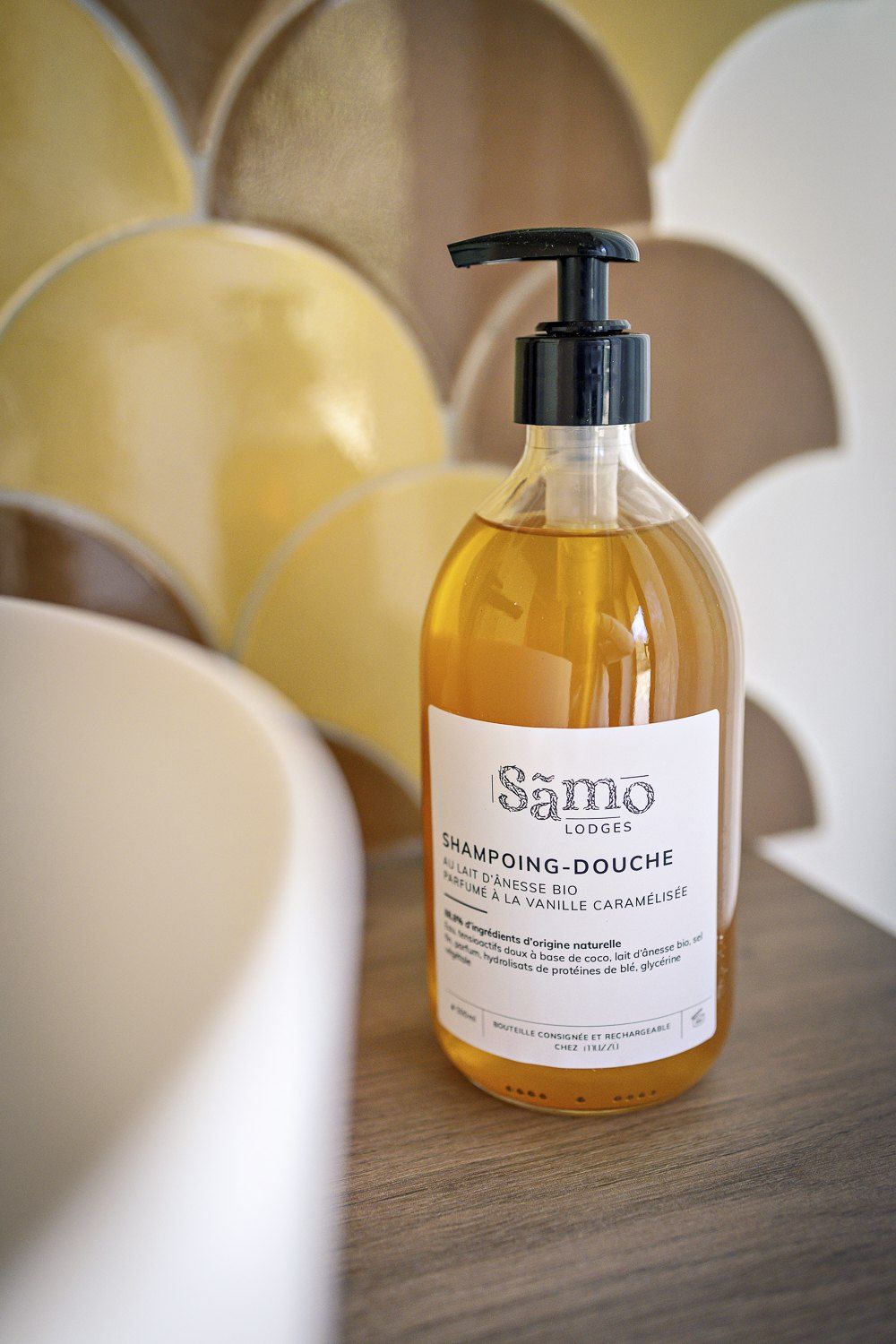 Flacon de shampoing-douche Sãmo posé dans la salle de bain