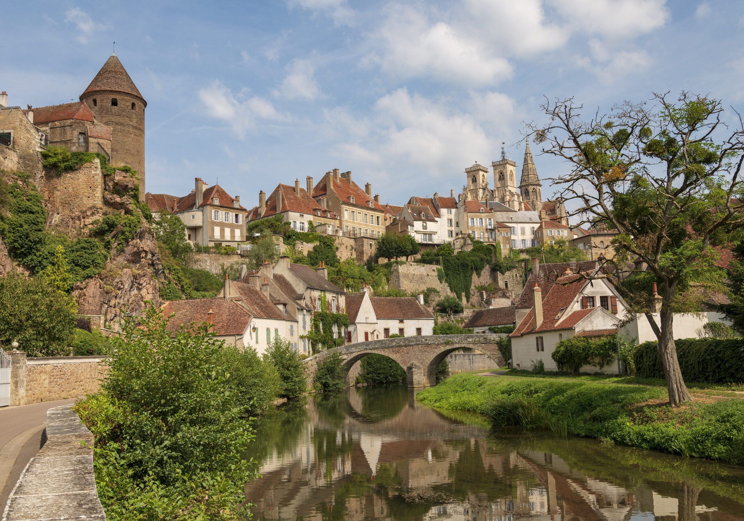 La cité médiévale de Semur-en-Auxois au bord de l'Armançon