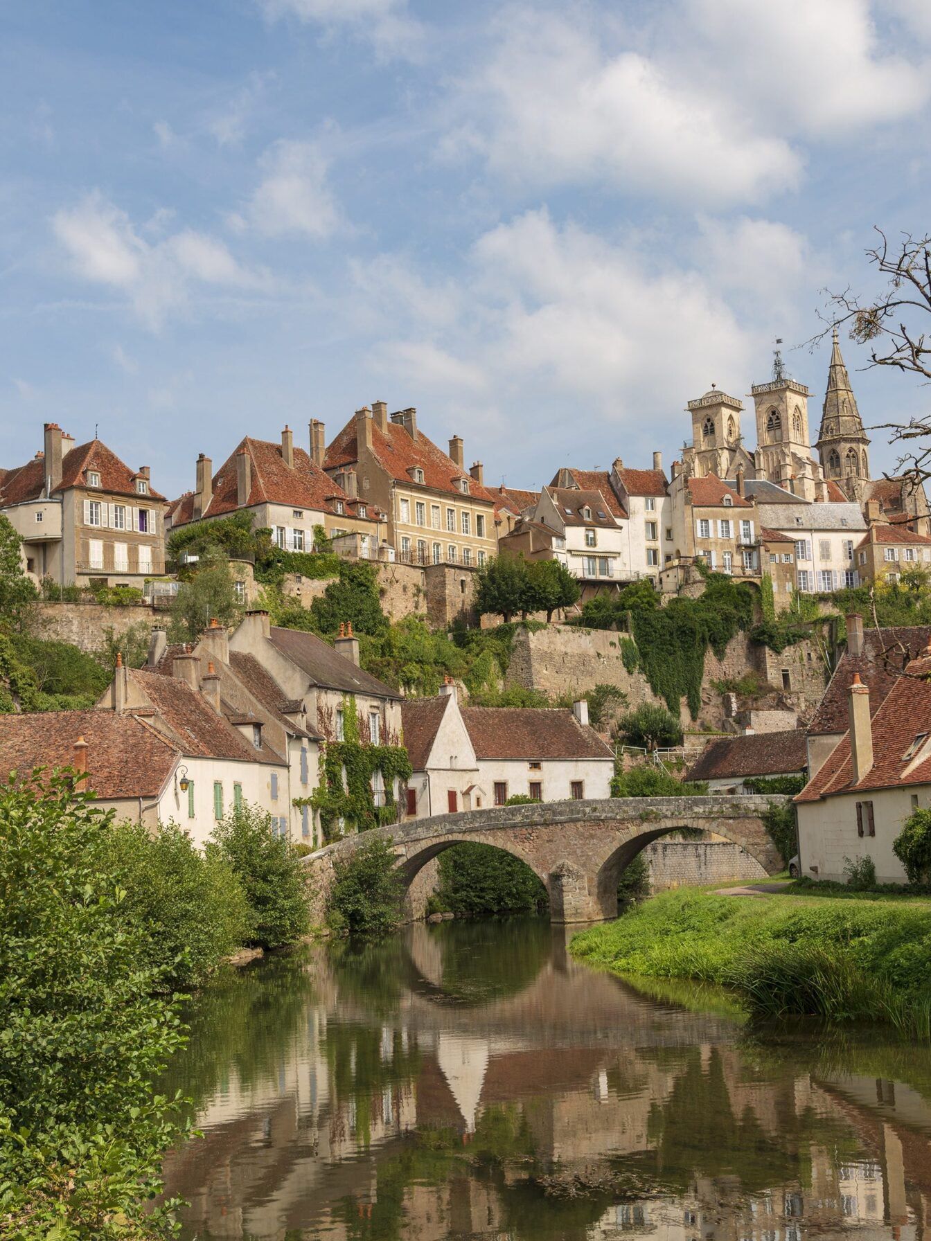 La cité médiévale de Semur-en-Auxois au bord de l'Armançon