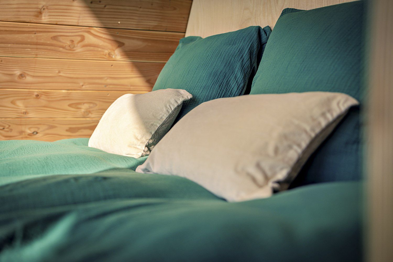 Lit de l'écolodge Singi aux draps vert sapin