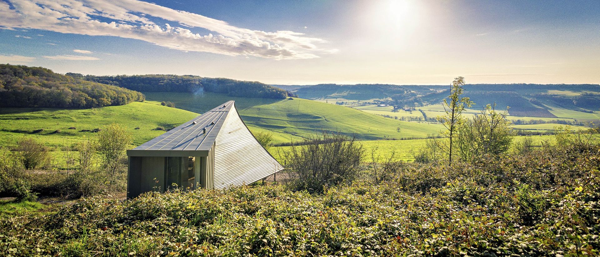 L'écolodge Singi posé sur une colline de Côte-d'Or, face à la vallée de l'Auxois