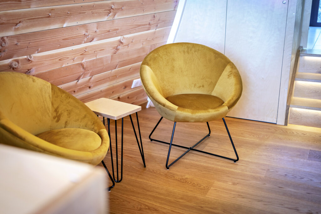 Chaises jaunes dans un intérieur moderne.